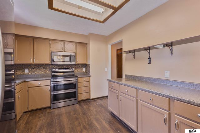 8304 S 49th Avenue, Omaha, NE 68157