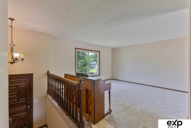 8304 S 49th Avenue, Omaha, NE 68157