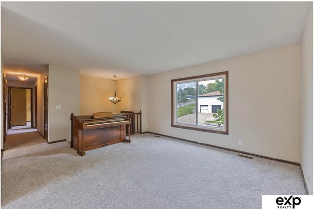 8304 S 49th Avenue, Omaha, NE 68157