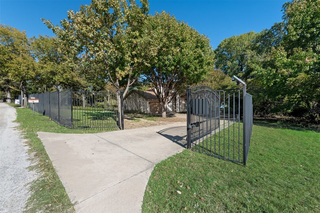 2569 Castle Circle, Fort Worth, TX 76108