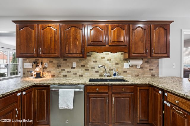 11600 Chinook Ct, Louisville, KY 40299