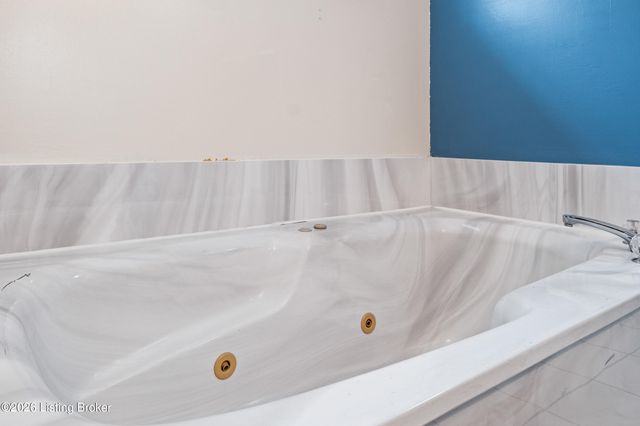 11600 Chinook Ct, Louisville, KY 40299