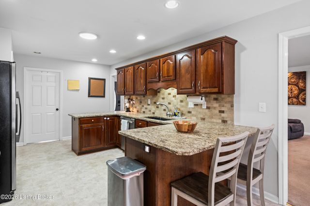 11600 Chinook Ct, Louisville, KY 40299