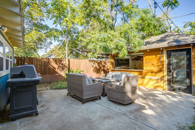 1220 W Arlington Avenue, Fort Worth, TX 76110