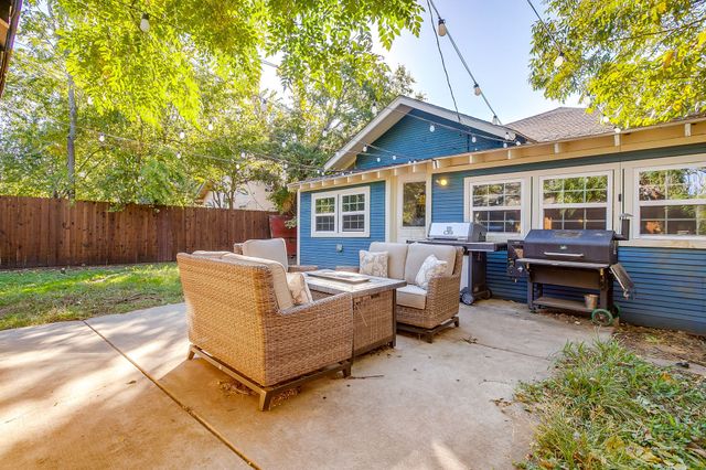 1220 W Arlington Avenue, Fort Worth, TX 76110