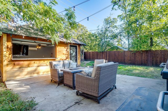 1220 W Arlington Avenue, Fort Worth, TX 76110