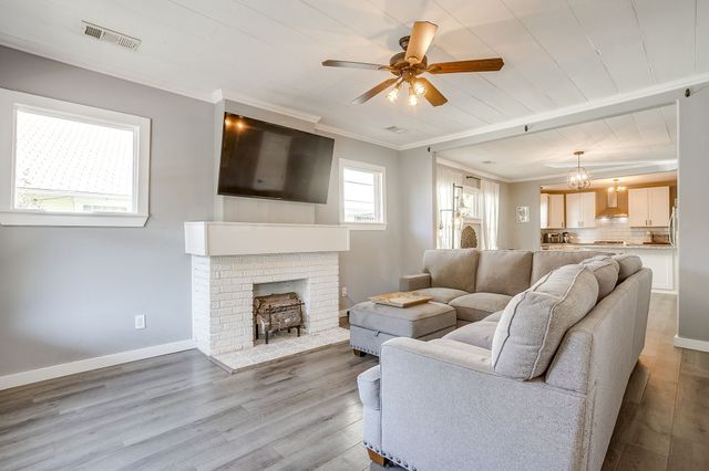 1220 W Arlington Avenue, Fort Worth, TX 76110