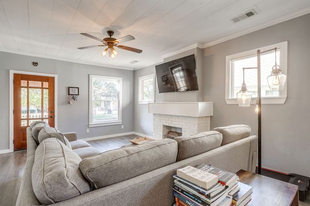 1220 W Arlington Avenue, Fort Worth, TX 76110