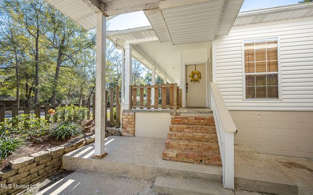 3301 Pineridge Drive, Ocean Springs, MS 39564