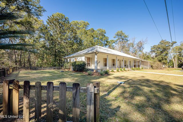 3301 Pineridge Drive, Ocean Springs, MS 39564