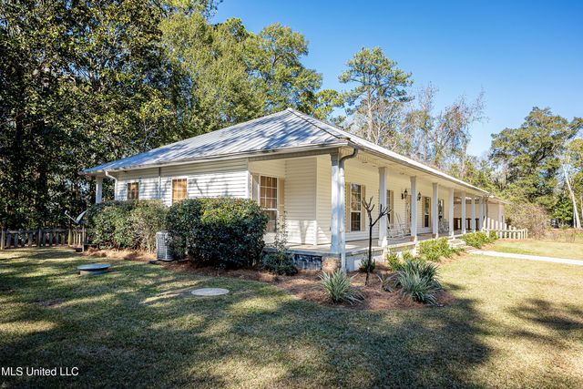3301 Pineridge Drive, Ocean Springs, MS 39564