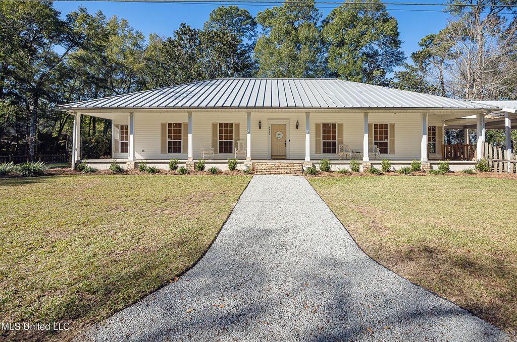 3301 Pineridge Drive, Ocean Springs, MS 39564