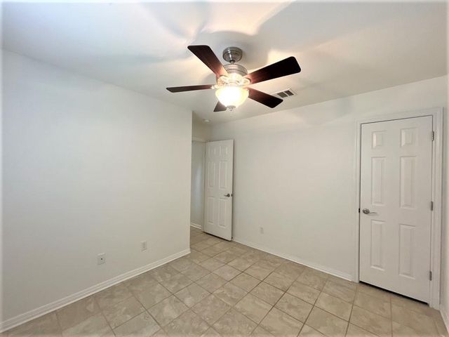 205 College ST B, Hutto, TX 78634