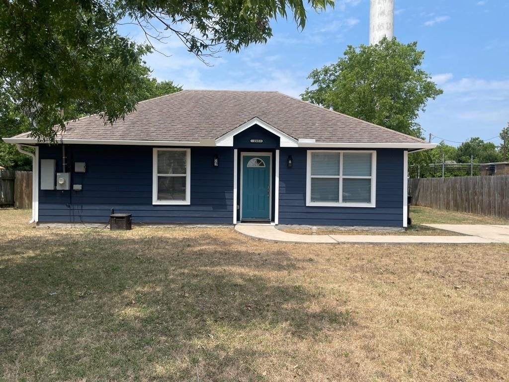 205 College ST B, Hutto, TX 78634