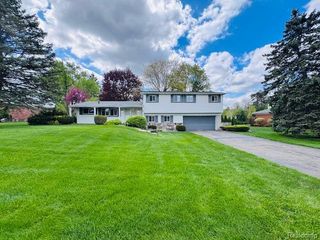 2712 Rambling Way, Bloomfield Charter Township, MI 48302