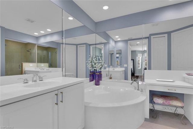 6413 Legacy CIR 1602, Naples, FL 34113