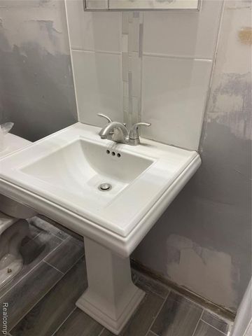 15720 Southfield Road, Detroit, MI 48223