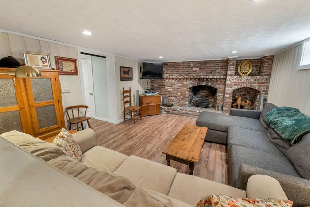 14 Squamscott Road, Stratham, NH 03885