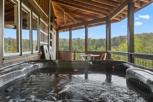 296 Manor House Road, Campton, KY 41301