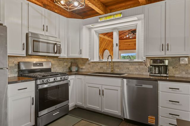 296 Manor House Road, Campton, KY 41301