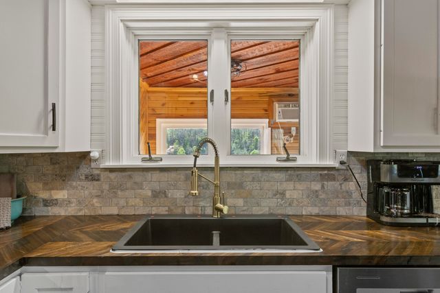 296 Manor House Road, Campton, KY 41301