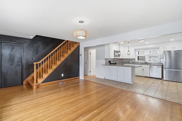89 Bunker Hill Ave, Lowell, MA 01850