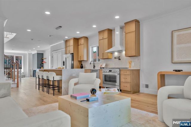 519 E 4th Street B, Palisades Park, NJ 07650