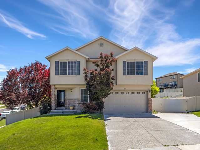 211 W KESTREL DR