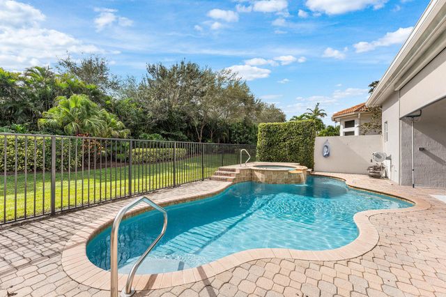 8168 Valhalla Drive, Delray Beach, FL 33446