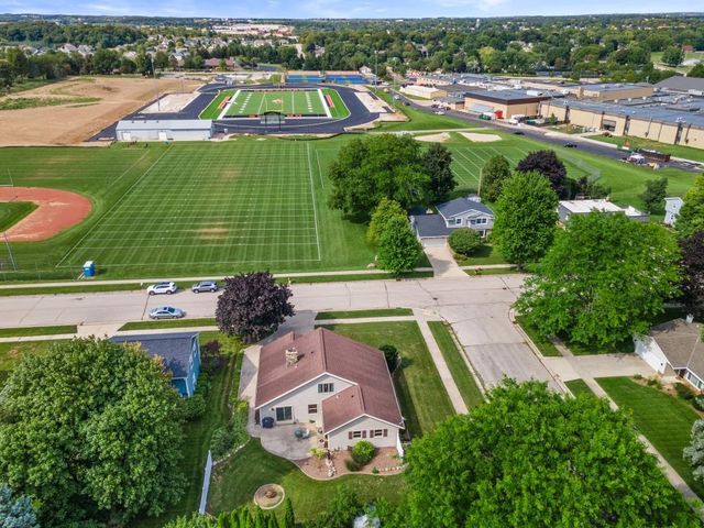 705 Sunset DRIVE, Hartford, WI 53027