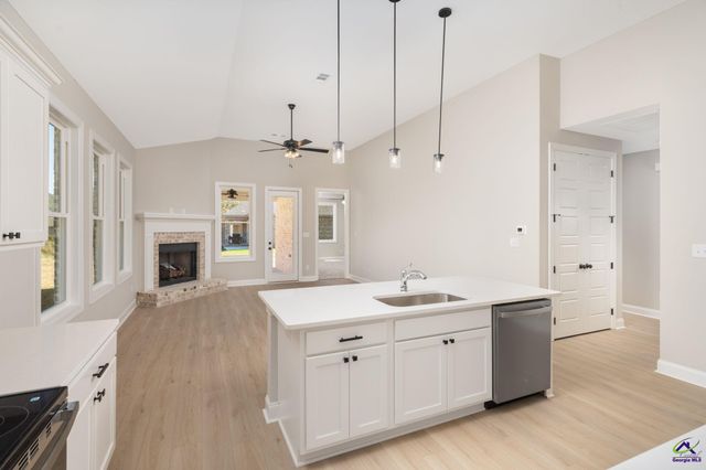 103 Hunt's Landing Drive, Kathleen, GA 31047