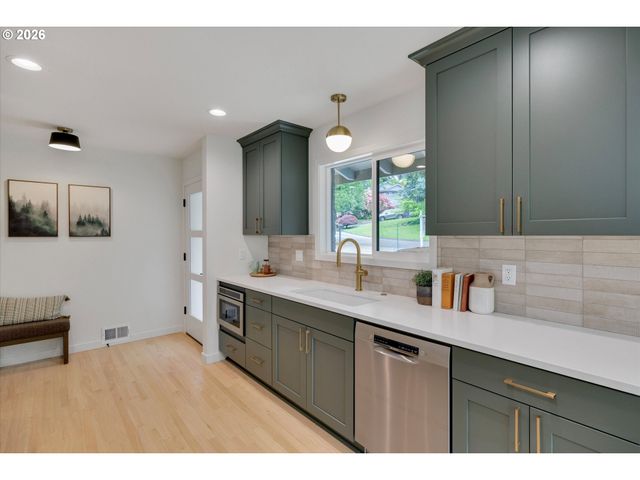 8560 Sw GAYLE Ln, Portland, OR 97225
