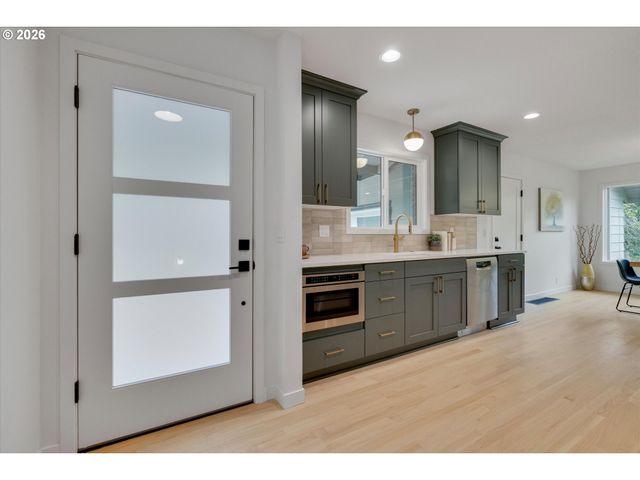 8560 Sw GAYLE Ln, Portland, OR 97225