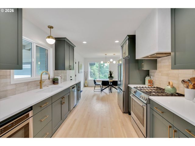 8560 Sw GAYLE Ln, Portland, OR 97225