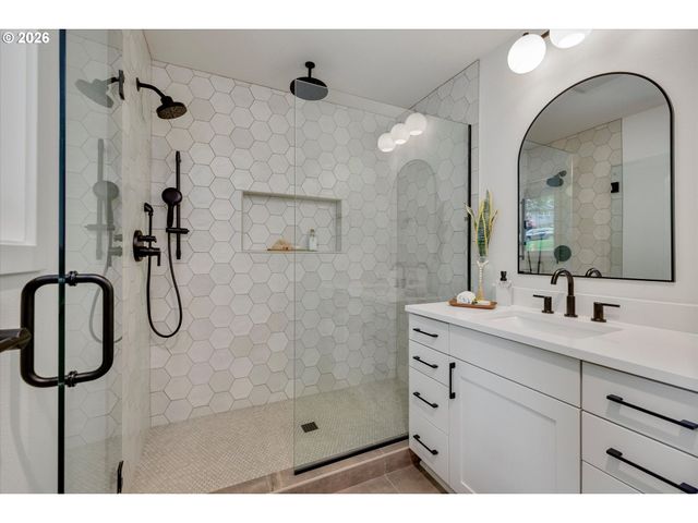 8560 Sw GAYLE Ln, Portland, OR 97225