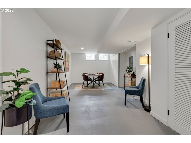 8560 Sw GAYLE Ln, Portland, OR 97225