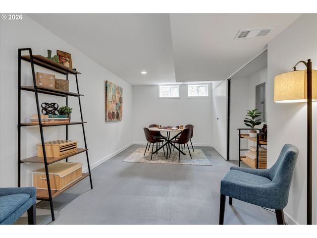 8560 Sw GAYLE Ln, Portland, OR 97225