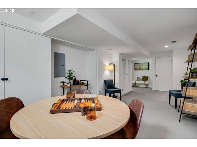 8560 Sw GAYLE Ln, Portland, OR 97225