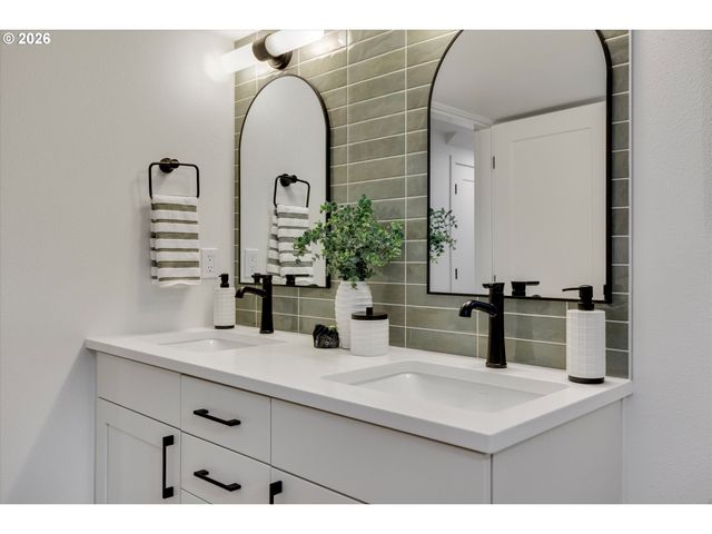 8560 Sw GAYLE Ln, Portland, OR 97225