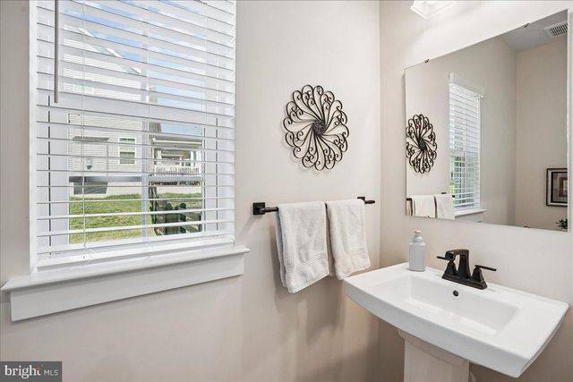8016 INTERNATIONAL DR, Warrenton, VA 20187