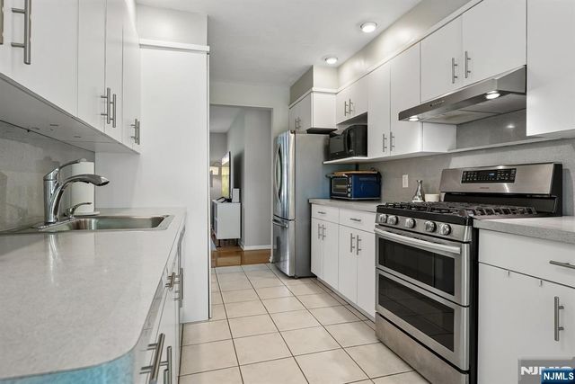 17 Tyndall Road, South Brunswick, NJ 08824