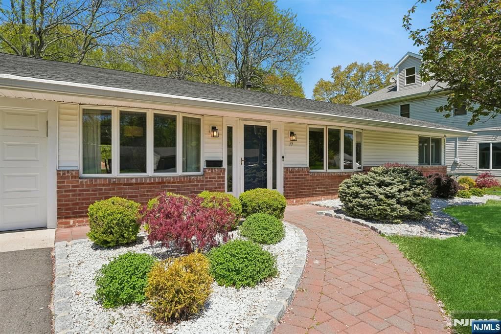 17 Tyndall Road, South Brunswick, NJ 08824