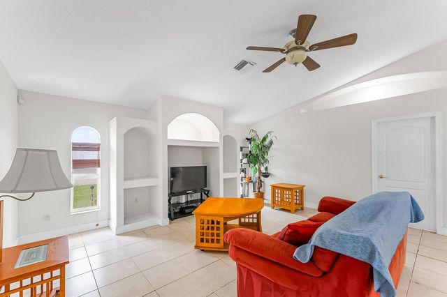 524 SE Nome Drive, Port St. Lucie, FL 34984