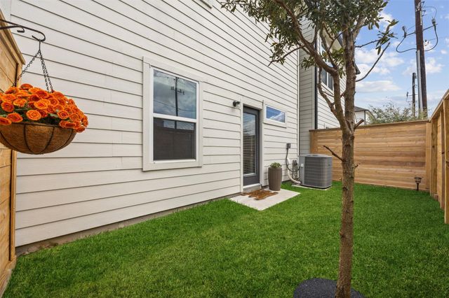 2323 Warhol Way, Houston, TX 77091