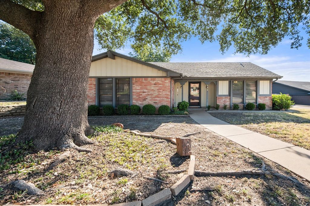 308 Rhineland Road, Benbrook, TX 76126