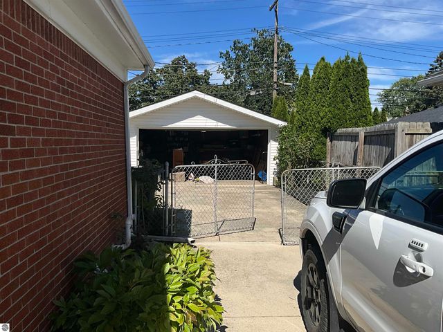 22501 Visnaw Street, St Clair Shores, MI 48081