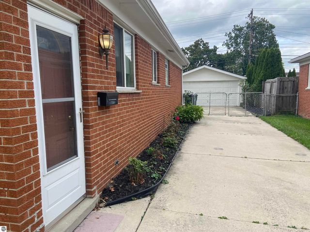 22501 Visnaw Street, St Clair Shores, MI 48081