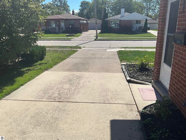 22501 Visnaw Street, St Clair Shores, MI 48081
