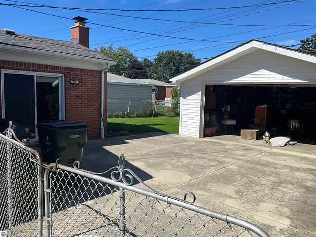 22501 Visnaw Street, St Clair Shores, MI 48081