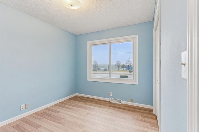 611 E San Marnan Drive, Waterloo, IA 50702